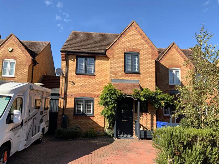3 Bedroom Link Detached House For Sale In Winwood Close, Deanshanger, Milton Keynes, MK19