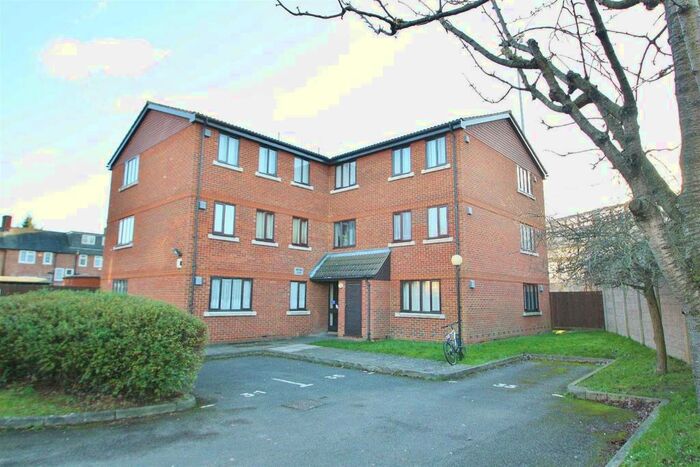 1 Bedroom Flat To Rent In Birchwood Close, Morden, SM4