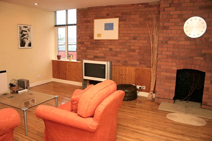 2 Bedroom Flat To Rent In Chester Road, Manchester, M16