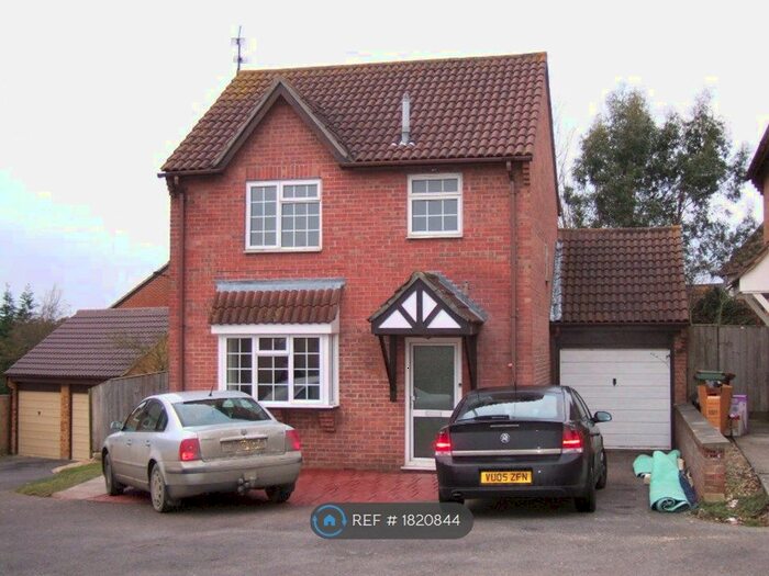 3 Bedroom Detached House To Rent In Woodshaw, Swindon, SN4