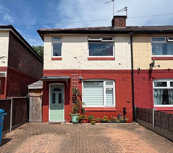3 Bedroom Semi-Detached House For Sale In Bradshaw Lane, Stretford, M32