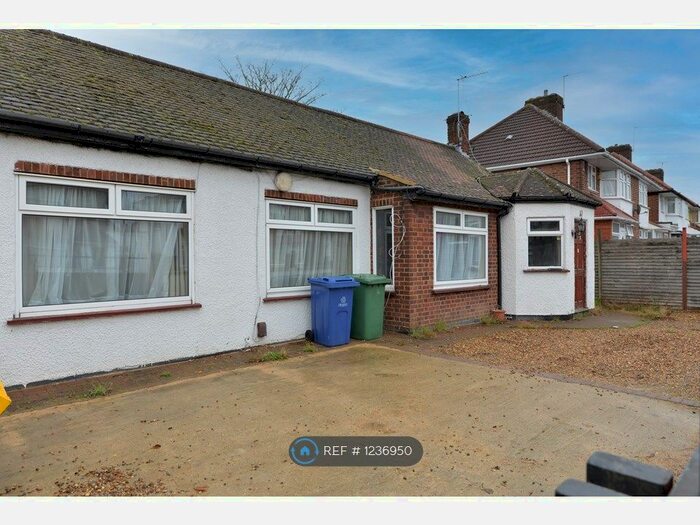 3 Bedroom Bungalow To Rent In Bacon Lane, Edgware HA8