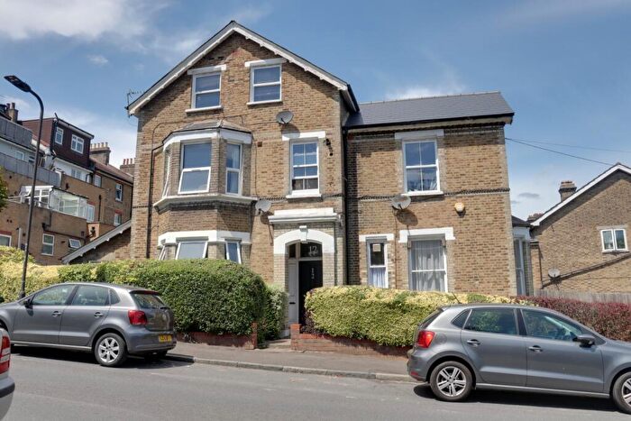 2 Bedroom Apartment To Rent In Minden Road, London, SE20