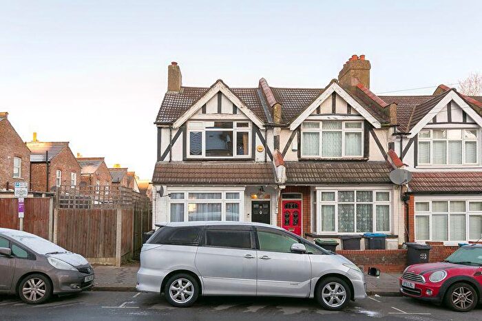 2 Bedroom End Of Terrace House For Sale In Latimer Road, Croydon, CR0