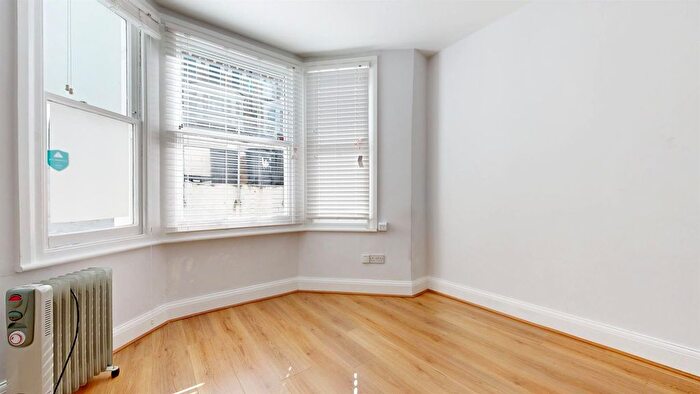 Studio To Rent In Gunterstone Road, London, W14