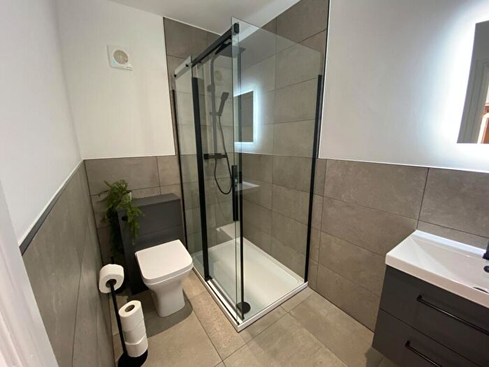 2 Bedroom Flat To Rent In Stylish Bedroom Apartment // /, LN1