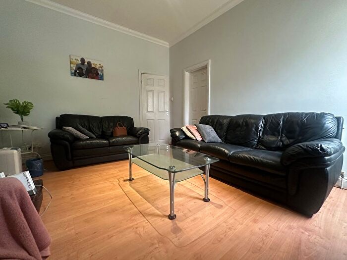 2 Bedroom Flat To Rent In Golders Green Road, London, NW11