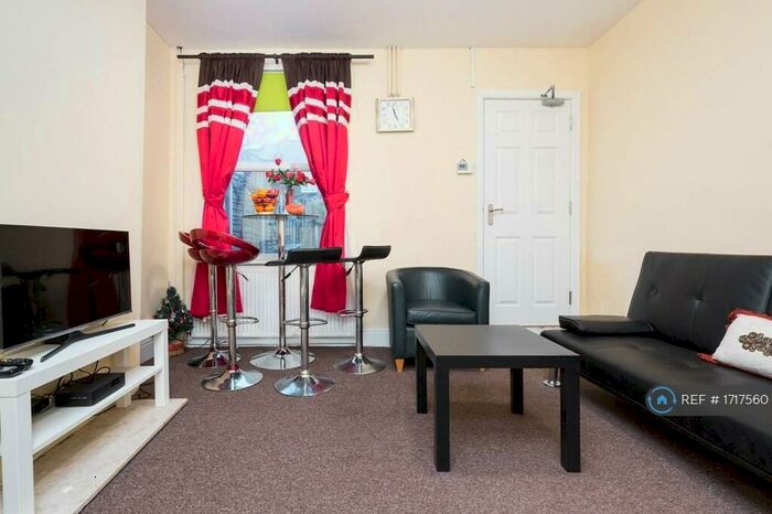 3 Bedroom Terraced House To Rent In Wiggin Street, Birmingham, B16