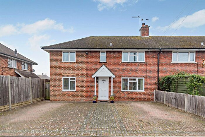 4 Bedroom Semi-Detached House For Sale In Bracken Way, Chobham, Woking, GU24