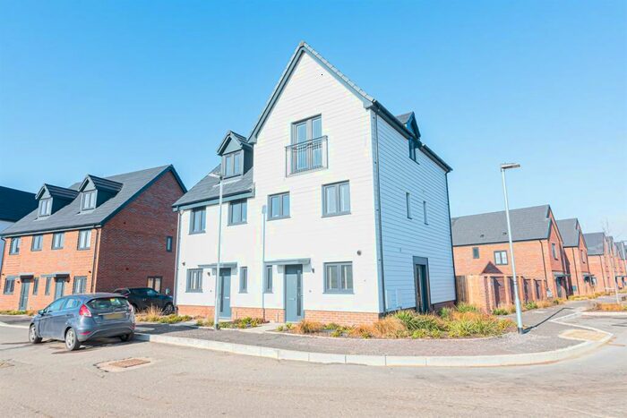 4 Bedroom Town House To Rent In Goodwood Crescent, Crowthorne, RG45