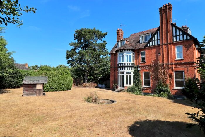 2 Bedroom Ground Flat To Rent In Oatlands Chase, Weybridge, Surrey, KT13
