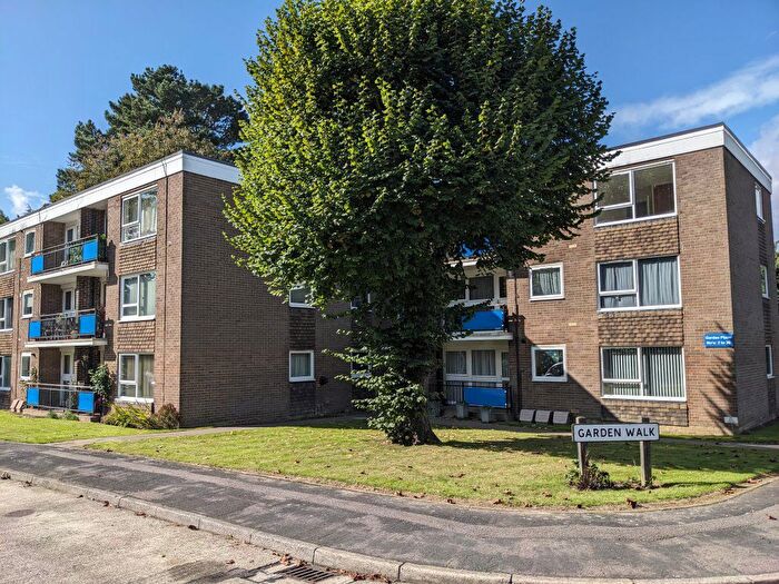 2 Bedroom Flat To Rent In Garden Place, Hawthorn Close, Horsham, RH12