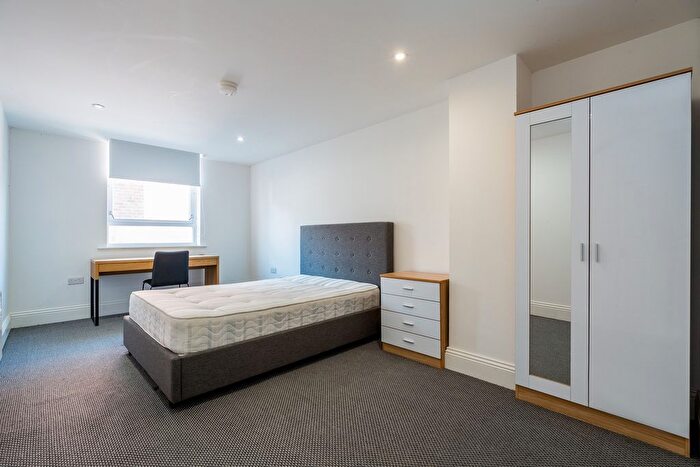 1 Bedroom Flat To Rent In Flat, Blenheim Terrace, LS2