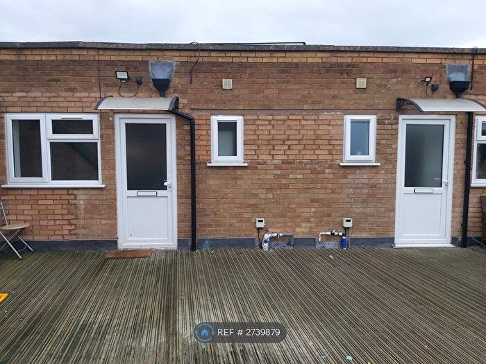 3 Bedroom Flat To Rent In Hampton Court, Cradley Heath, B64