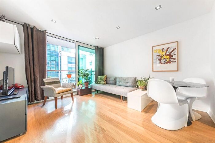 2 Bedroom Flat To Rent In Hanover House, Vauxhall, London, SW8