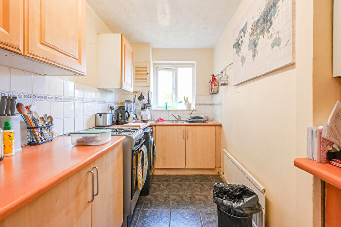 2 Bedroom Flat To Rent In Waterman Way, Wapping, London, E1W