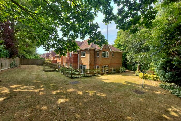 3 Bedroom Flat To Rent In Hobbs End, Henley On Thames, RG9