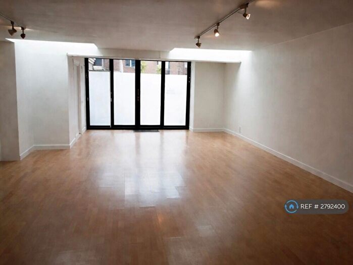 1 Bedroom Flat To Rent In Ivory Square, London, SW11