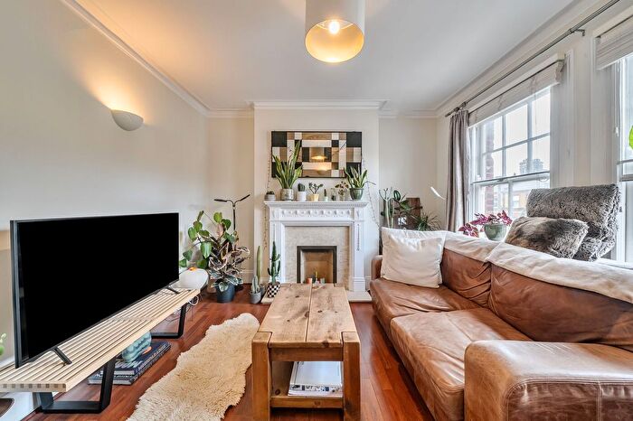 2 Bedroom Flat For Sale In Queenstown Road, London, SW8