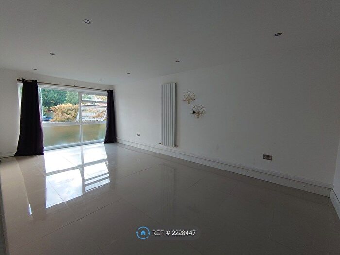 2 Bedroom Flat To Rent In Palmerston Road, Buckhurst Hill, IG9