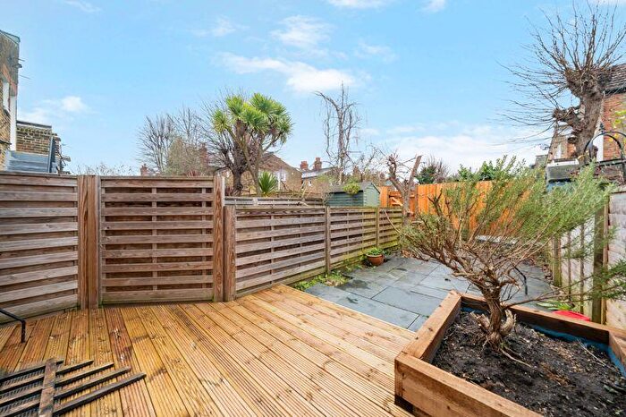 3 Bedroom Flat To Rent In Burnbury Road, Balham, SW12