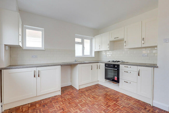 2 Bedroom Bungalow To Rent In Glenwood Avenue, Leigh-on-sea, SS9