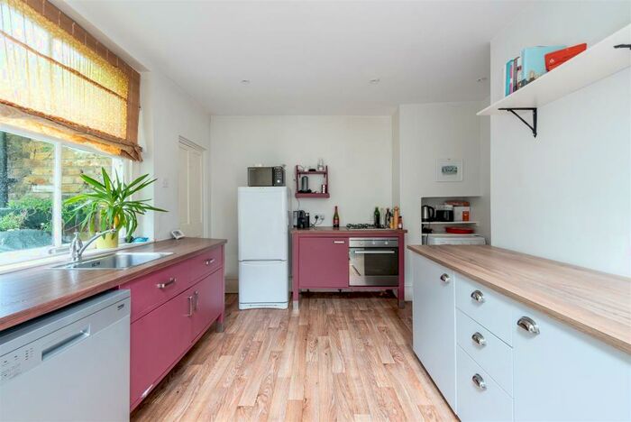 2 Bedroom Flat To Rent In Ravenslea Road, London, SW12