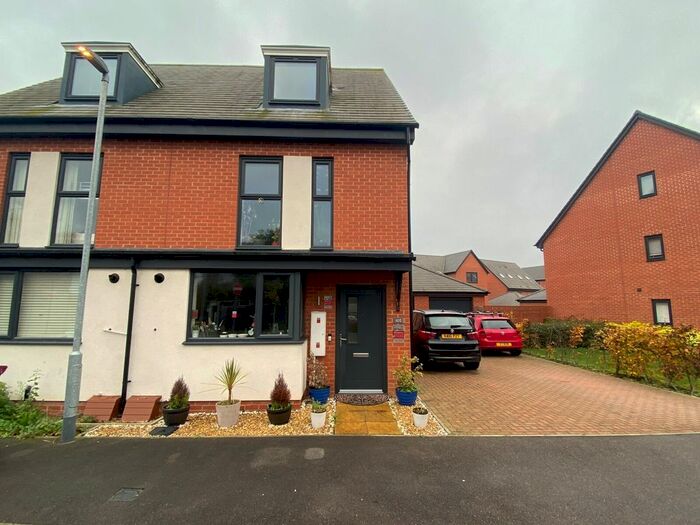 3 Bedroom Semi-Detached House To Rent In Coley Avenue, Reading, Berkshire, RG1