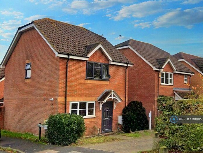 3 Bedroom Detached House To Rent In Earls Lane, Slough, SL1