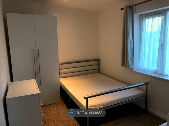 1 Bedroom Flat To Rent In Woods Avenue, Hatfield, AL10