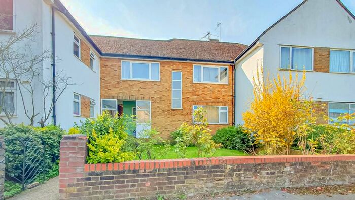 2 Bedroom Maisonette To Rent In Station Close, Brookmans Park, AL9