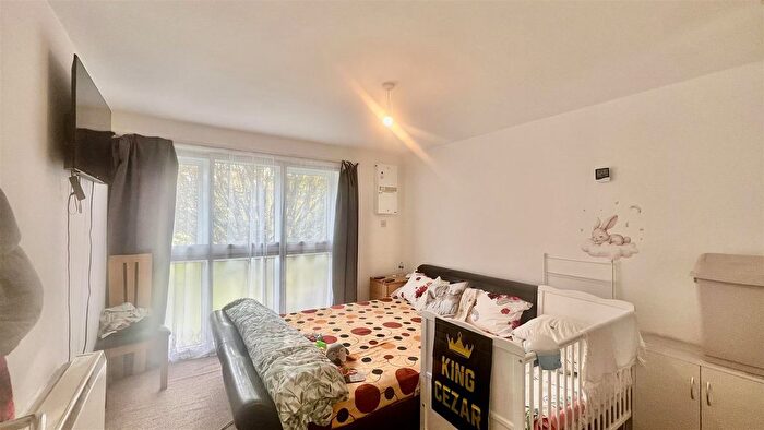 1 Bedroom Flat For Sale In Harris Close, Hounslow, TW3