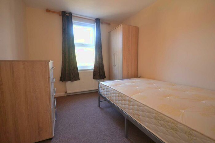 6 Bedroom House To Rent In Grange Avenue, University Area, RG6