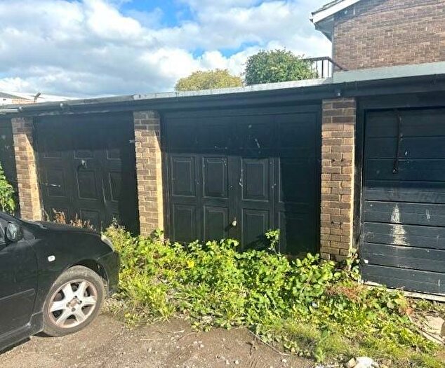 1 Bedroom Garage / Parking To Rent In Cedar Road, Kettering, NN16