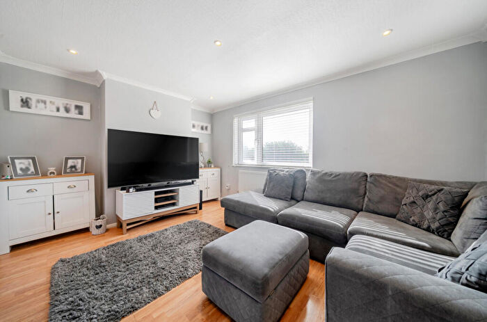 3 Bedroom Maisonette For Sale In Magpie Hall Lane, Bromley, BR2