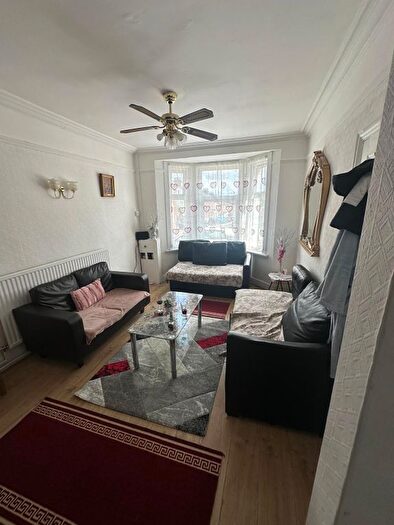 4 Bedroom Semi-Detached House To Rent In Shaftesbury Road, Luton, LU4