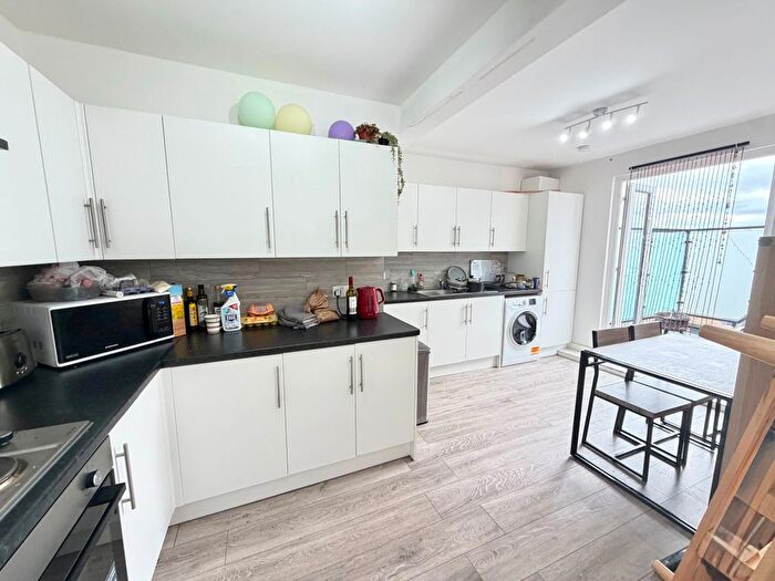 3 Bedroom Flat To Rent In Turnpike Lane, London, N8