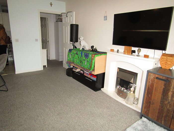2 Bedroom Flat For Sale In Akers Court High Street, Waltham Cross, EN8