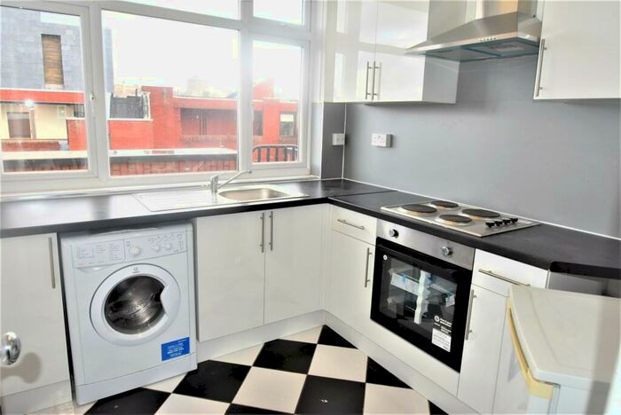 2 Bedroom Apartment To Rent In Queen Annes Court, Peascod Street, Windsor, Berkshire, SL4