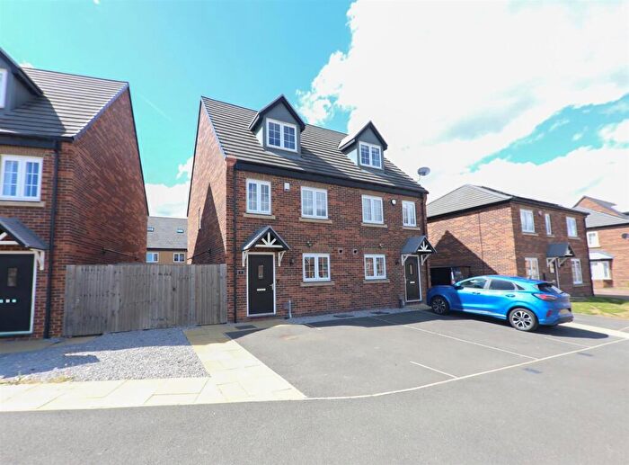 3 Bedroom Semi-Detached House For Sale In Winder Close, New Rossington, Doncaster, DN11