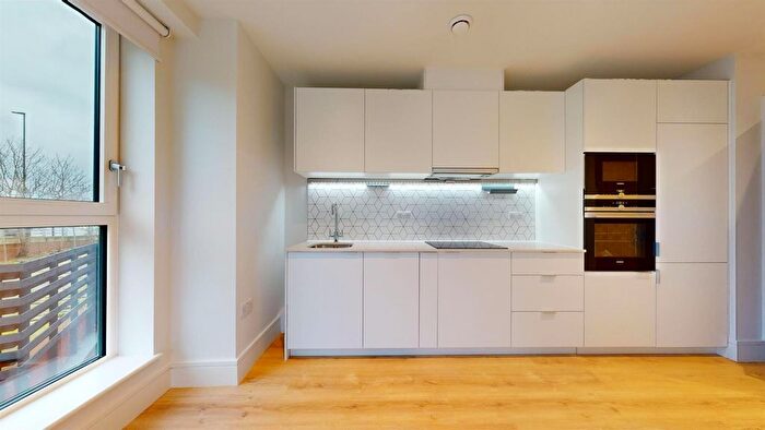 2 Bedroom Flat To Rent In Beverley Way, Raynes Park, SW20