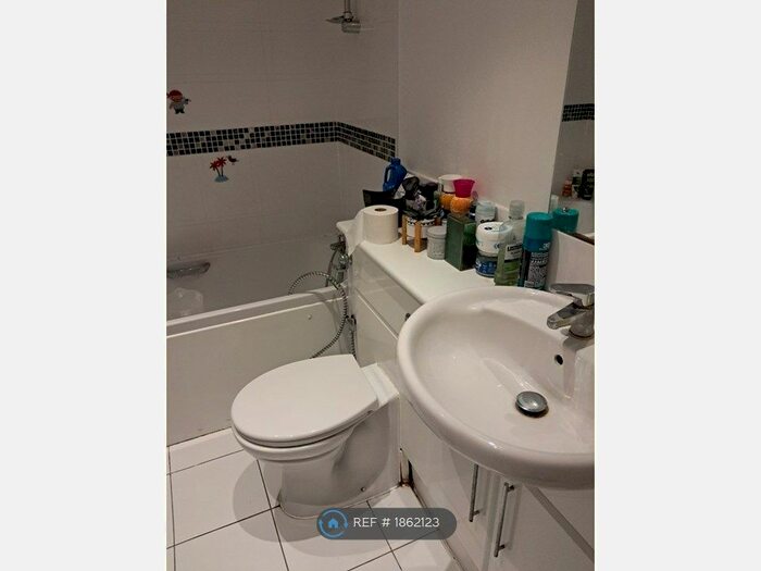 2 Bedroom Flat To Rent In The Blenheim Centre, Hounslow, TW3