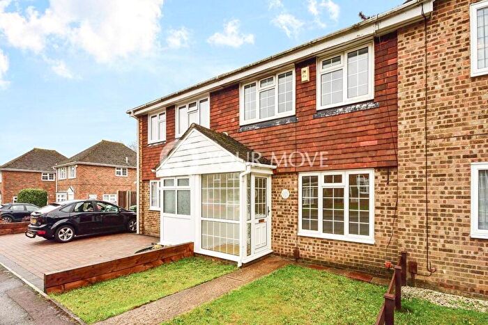 3 Bedroom Terraced House For Sale In Pinewood Drive, Chatham, Kent, ME5
