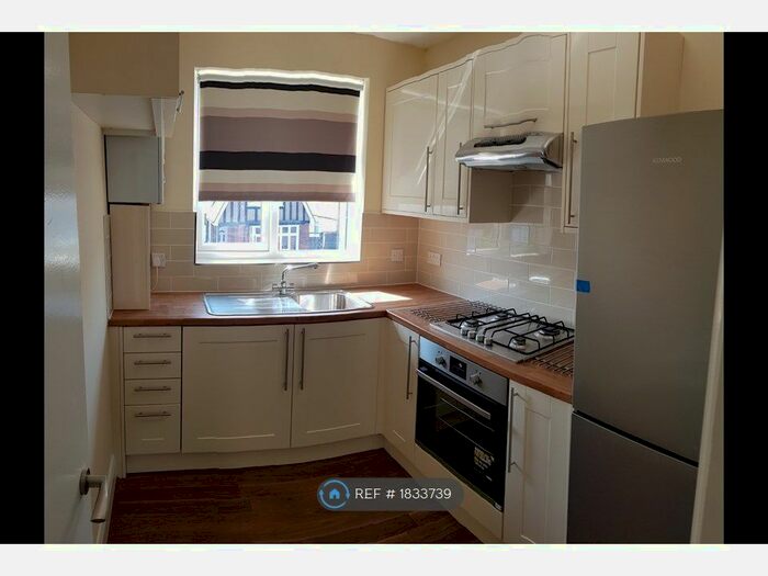 3 Bedroom Flat To Rent In Montgomery Road, Edgware, HA8