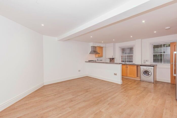 2 Bedroom Flat To Rent In Woodstock Road, OX2