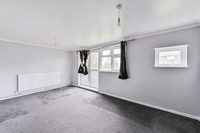 2 Bedroom Flat To Rent In Kings Avenue, Clapham Park, London, SW4