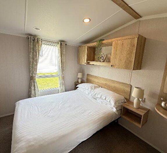 2 Bedroom Park Home For Sale In Meadow Lakes Holiday Park, PL26