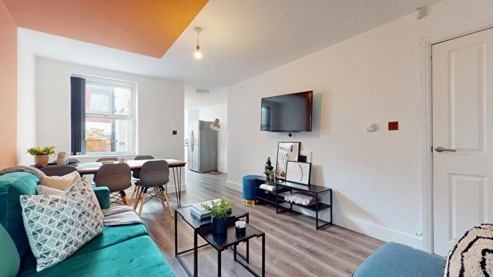 6 Bedroom House To Rent In Halsbury Road, L6