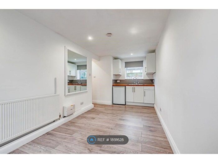 Studio To Rent In Epping Walk, Crawley, RH10