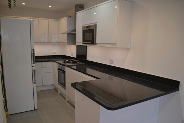 2 Bedroom Flat To Rent In Durnsford Road, Southfields, Greater London, SW19